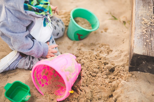 Vorsorgender Gesundheitsschutz für Kinder auf Kinderspielflächen Spielsand muss einmal jährlich ausgetauscht werden^